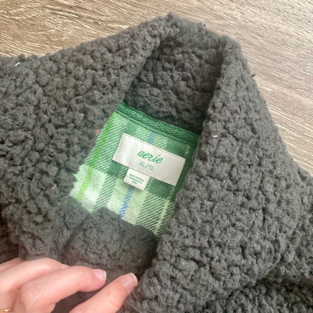 Aerie flannel lined cloud sherpa vest in charcoal gray in size XL - Picture 3 of 5